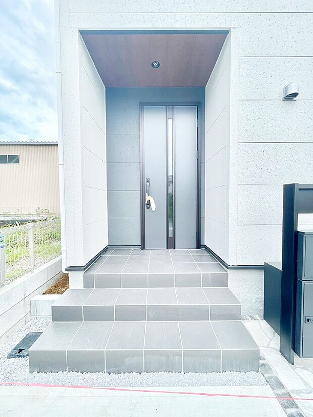 【玄関】玄関前は雨が降っても濡れにくい屋根付き