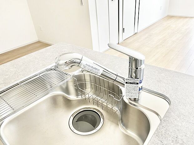 【その他設備(浄水器)】いつでも清潔なおいしいお水を。一つの水栓で水道水と浄水を使い分け。