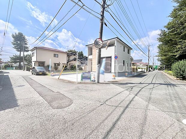 【前面道路含む現地写真】前面道路はきちんと整備されています
