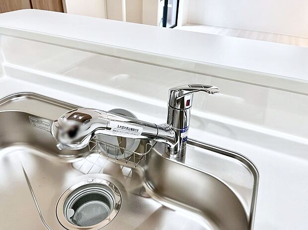 【その他設備(浄水器)】いつでも清潔なおいしいお水を。一つの水栓で水道水と浄水を使い分け。
