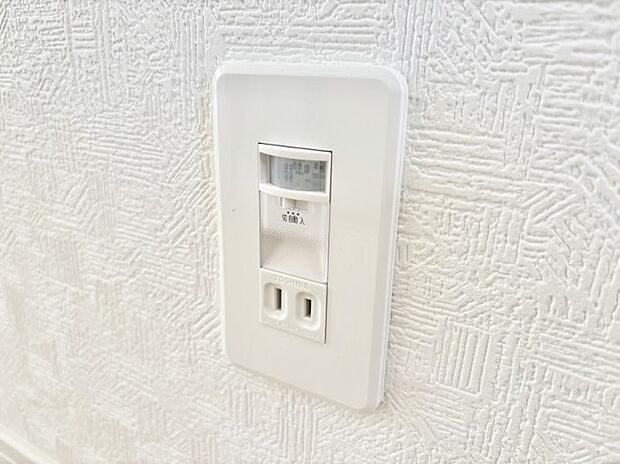 【その他設備(足元灯)】足元灯を設置して安全に配慮しました。