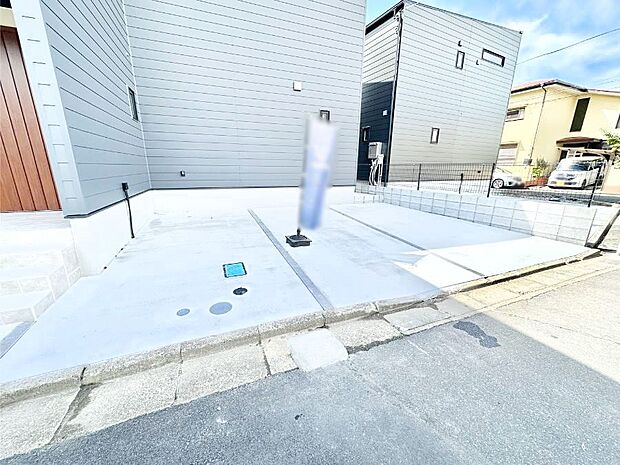 【駐車場】車の出し入れスムーズ！並列駐車2台分のカースペース付きです。