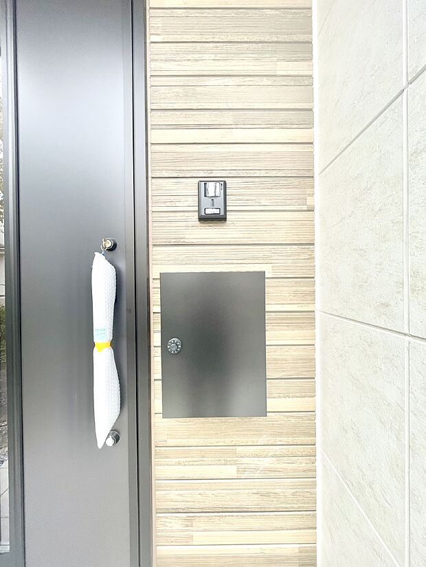 【その他現地】シンプルデザインのポスト。