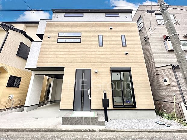 【現地外観写真】洗練された外観、上質な住空間が広がる室内は永く安心して過ごせる住居です。