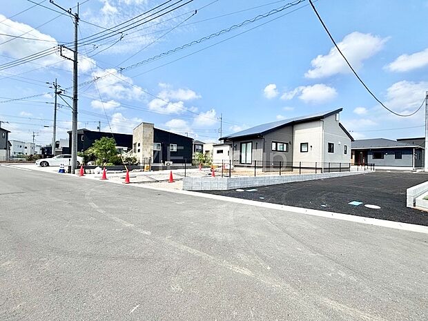 【前面道路含む現地写真】堂々完成！！ ここから始まる新生活を応援いたします！ 