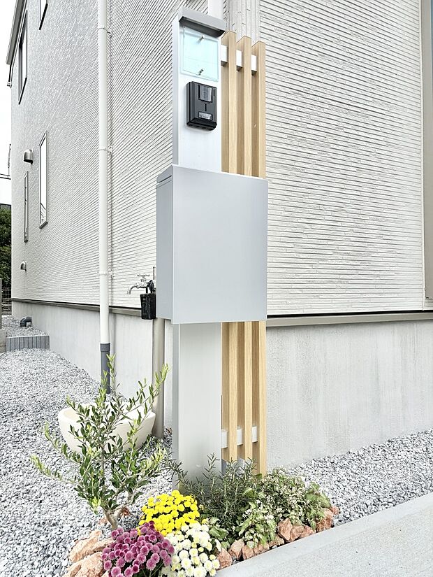 【その他現地】表札・インターホン・ポストをひとつに集約。エントランスになじむシンプルデザイン。