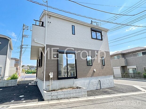 【現地外観写真】暮らしやすさと居心地の良さにこだわったシンプルで飽きのこないデザイン ！