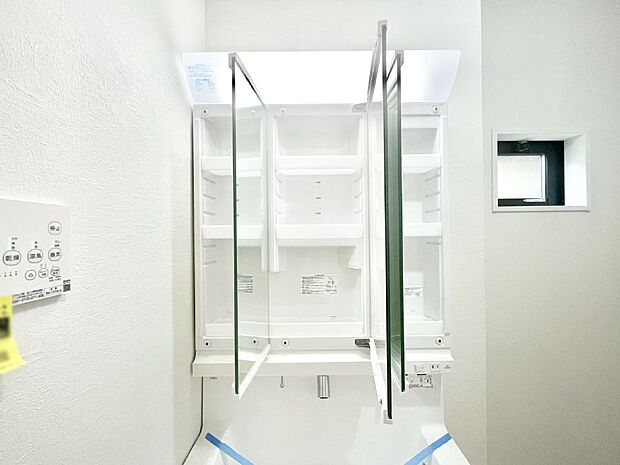 【その他設備(三面鏡裏収納)】三面鏡の裏に、化粧品や衛生用品などを収納可能。洗面台をすっきりと保ちます!