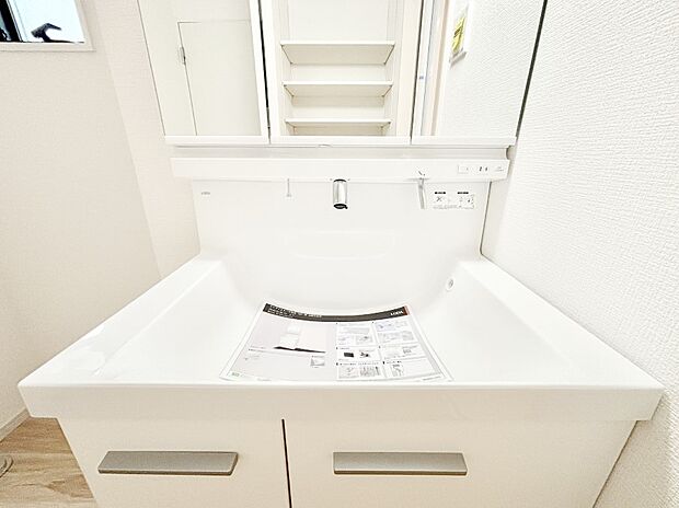 【その他設備(ハンドシャワー水栓)】ハンドシャワー付き！使いやすい洗面台。