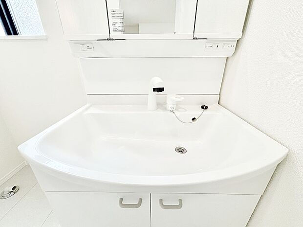 【その他設備(シャワー水栓洗面化粧台)】ハンドシャワー付き!使いやすい洗面台。