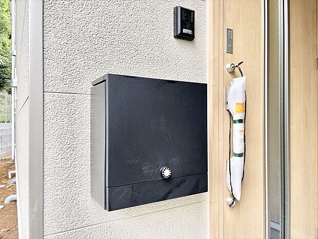 【その他現地】シンプルデザインのポスト。