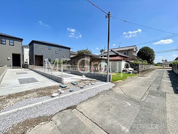 【前面道路含む現地写真】奥まった地形は、車道に面しておらず、静かでプライベート感を味わえる立地です。