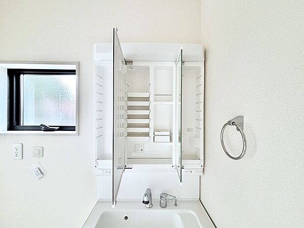 【その他設備(三面鏡裏収納)】三面鏡の裏に、化粧品や衛生用品などを収納可能。洗面台をすっきりと保ちます！