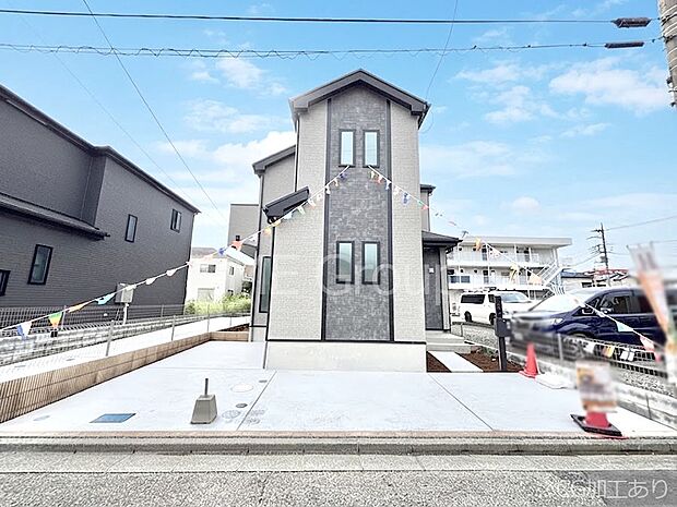 【現地外観写真】洗練された外観、上質な住空間が広がる室内は永く安心して過ごせる住居です。 