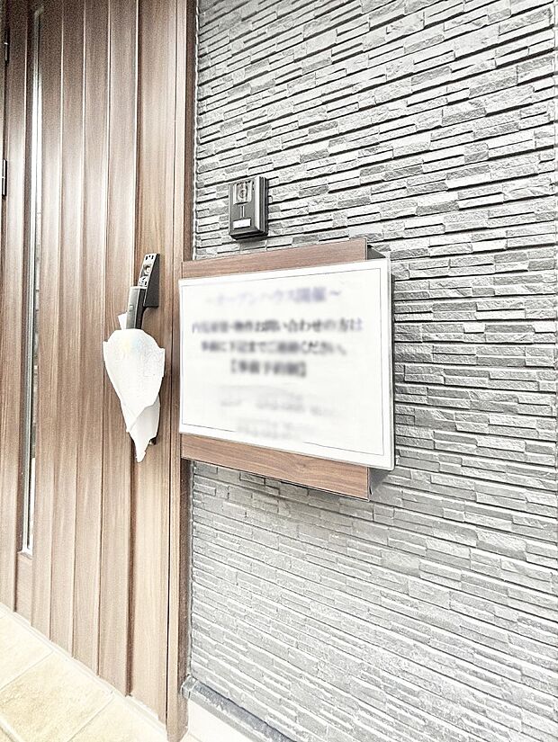 【その他現地】シンプルデザインのポスト。