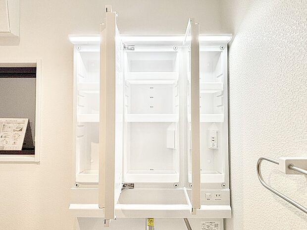 【その他設備(三面鏡裏収納)】三面鏡の裏に、化粧品や衛生用品などを収納可能。洗面台をすっきりと保ちます！
