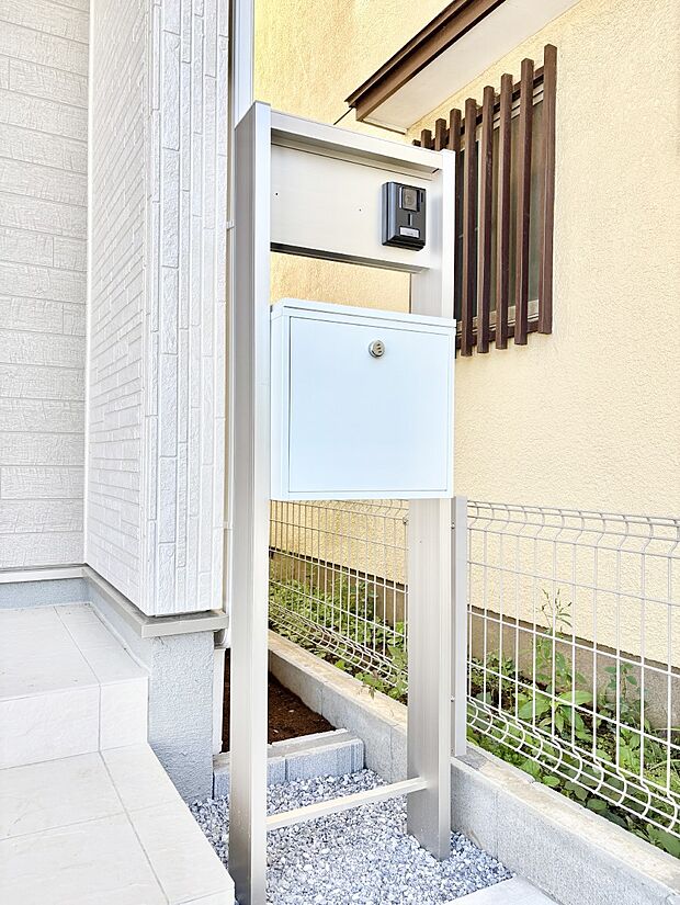 【その他現地】シンプルデザインのポスト。