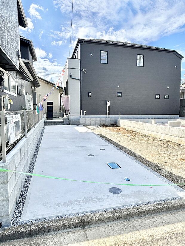 【駐車場】2台(車種による)駐車可!ご家族みんなの自転車も置ける広々カースペース。