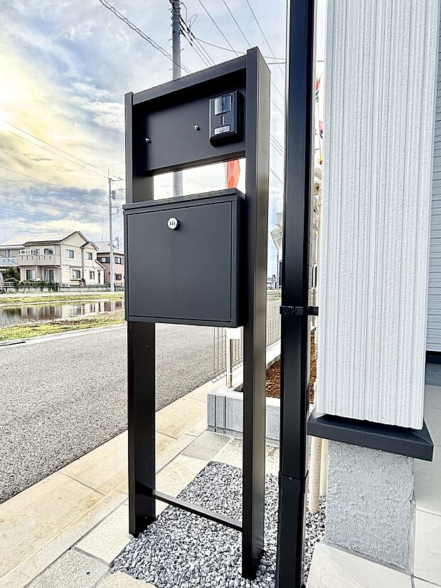 【その他現地】シンプルデザインのポスト。