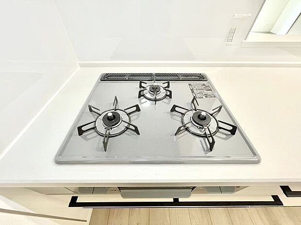 【その他設備(Siセンサーコンロ)】ガスコンロはSiセンサー搭載。火力調節や焦げ付き・消し忘れも防いでくれます。