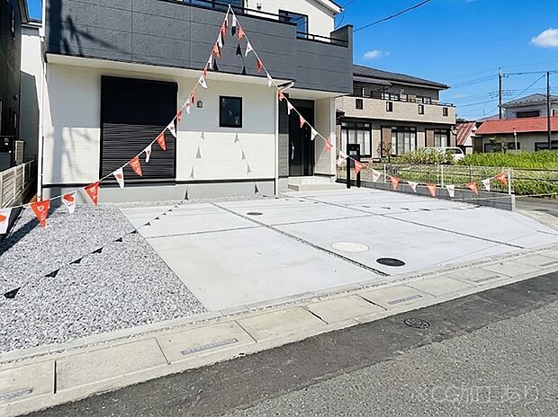 【駐車場】駐車3台可能!急なお客様の駐車に。また、ご家族の自転車スペースとしても大活躍。