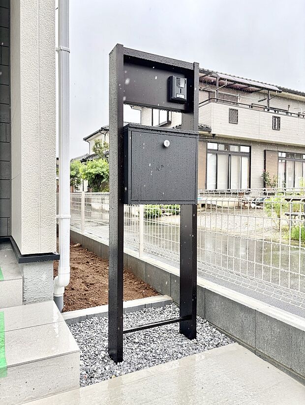 【その他現地】表札・インターホン・ポストをひとつに集約。エントランスになじむシンプルデザイン。