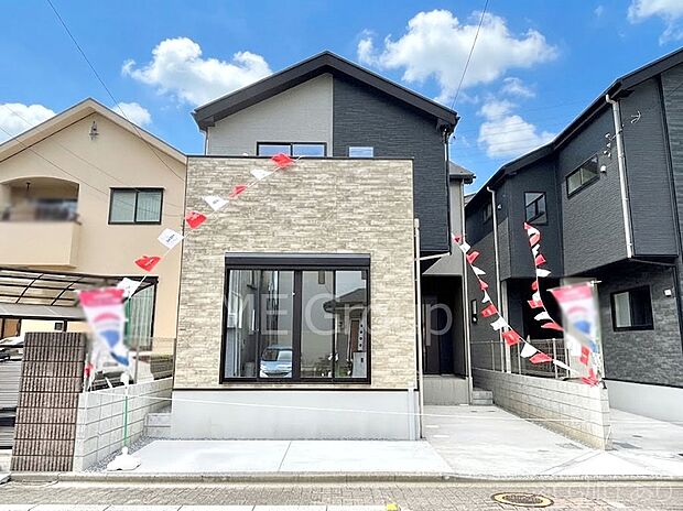 【現地外観写真】洗練された外観、上質な住空間が広がる室内は永く安心して過ごせる住居です。 