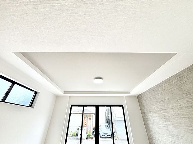 【その他設備(折上天井)】折上天井は立体的な奥行きがあるので、広く開放的な空間を演出できます。  