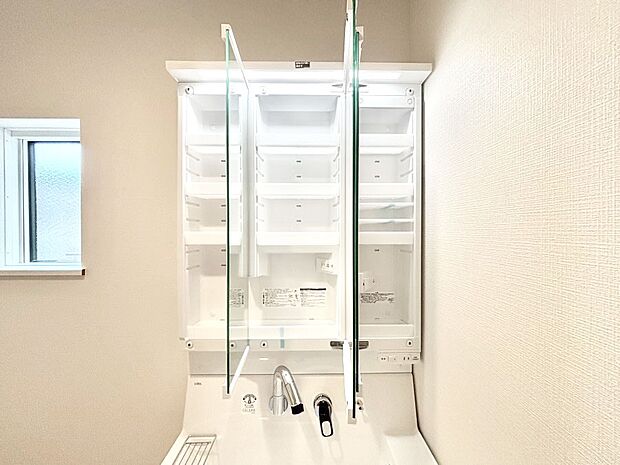 【その他設備(三面鏡裏収納)】三面鏡の裏に、化粧品や衛生用品などを収納可能。洗面台をすっきりと保ちます！