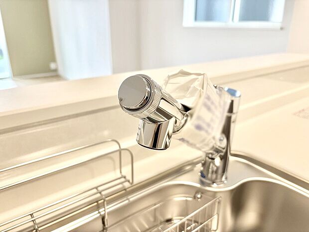 【その他設備(浄水器)】いつでも清潔なおいしいお水を。一つの水栓で水道水と浄水を使い分け。