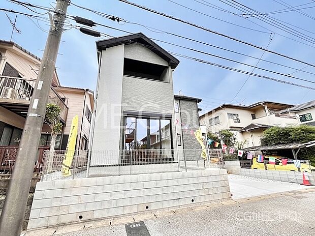 【現地外観写真】暮らしやすさと居心地の良さにこだわったシンプルで飽きのこないデザイン ！