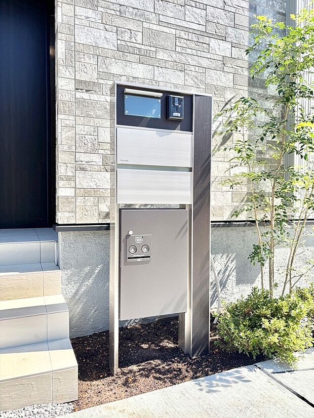 【その他現地】表札・インターホン・ポスト・宅配ＢＯＸをひとつに集約。エントランスになじむシンプルデザイン。