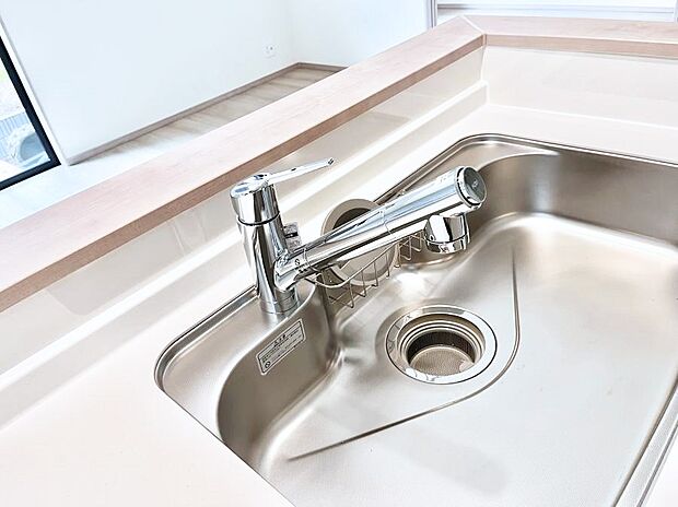 【その他設備(浄水器)】いつでも清潔なおいしいお水を。一つの水栓で水道水と浄水を使い分け。