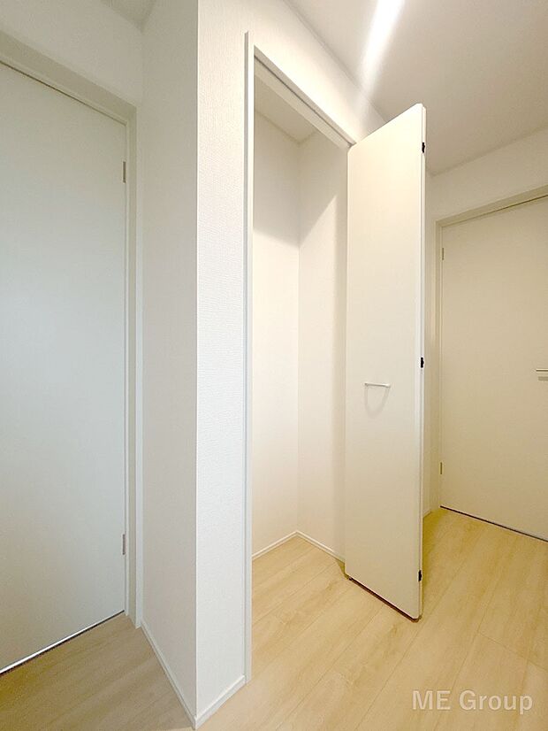 【その他設備(廊下収納)】廊下収納。掃除道具や季節の小物を収納することができます。