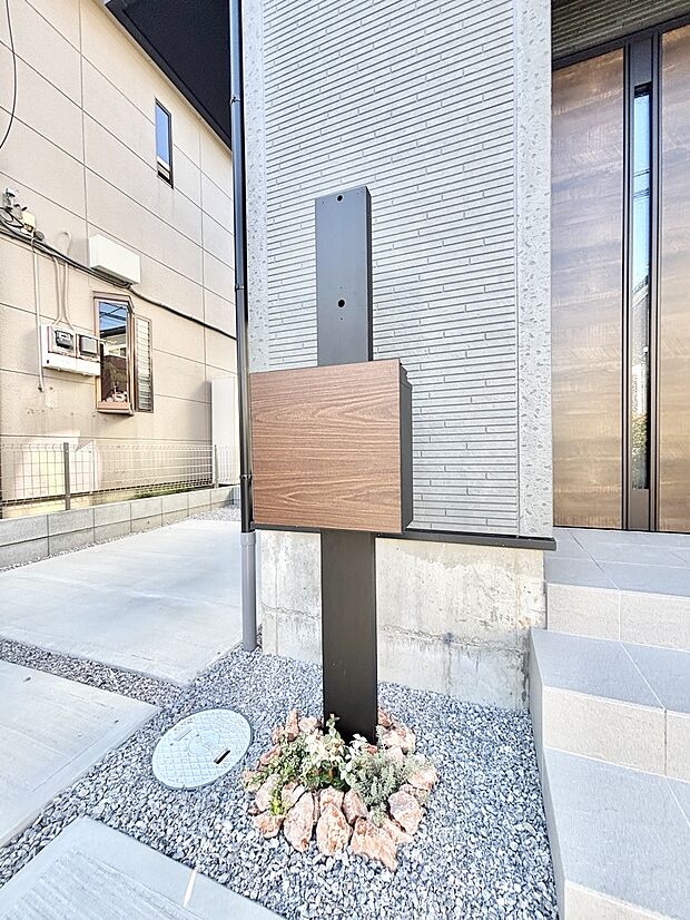 【その他現地】シンプルデザインのポスト。