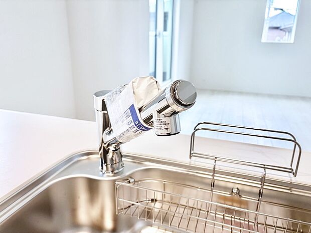 【その他設備(浄水器)】いつでも清潔なおいしいお水を。一つの水栓で水道水と浄水を使い分け。