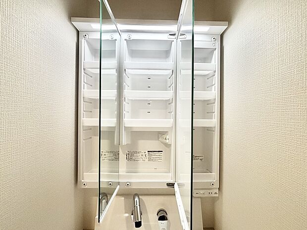 【その他設備(三面鏡裏収納)】三面鏡の裏に、化粧品や衛生用品などを収納可能。洗面台をすっきりと保ちます！