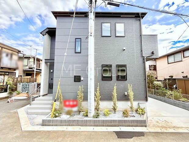 【現地外観写真】暮らしやすさと居心地の良さにこだわったシンプルで飽きのこないデザイン ！