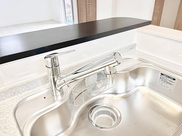 【その他設備(浄水器)】いつでも清潔なおいしいお水を。一つの水栓で水道水と浄水を使い分け。