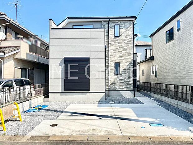 【現地外観写真】暮らしやすさと居心地の良さにこだわったシンプルで飽きのこないデザイン ！