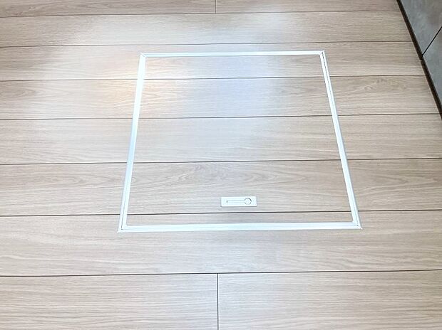 【その他設備(床下収納)】床下収納付き！日用品・非常用品の収納にも大活躍。