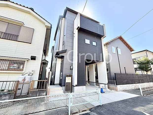 【現地外観写真】暮らしやすさと居心地の良さにこだわったシンプルで飽きのこないデザイン !