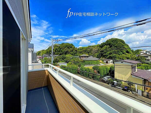 この窓からの眺望がすばらしい。視界に緑が見えるので癒される。さらに遮る建物がないので遠くを望めば知らぬ間にリラックス。戸建では数少ない贅沢な景色。