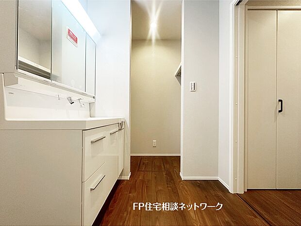 清潔感あふれる明るい洗面室。収納スペースも充実しており、毎日の身支度が快適にこなせる空間です。