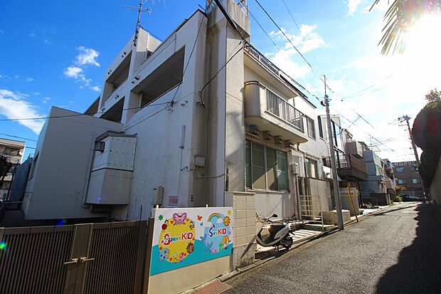 サニーキッド保育園(園庭が広く子供たちがのびのびと遊ぶ事が出来る環境が整っています!周辺には商業施設が少なく、緑地が点在しており環境に恵まれています!)