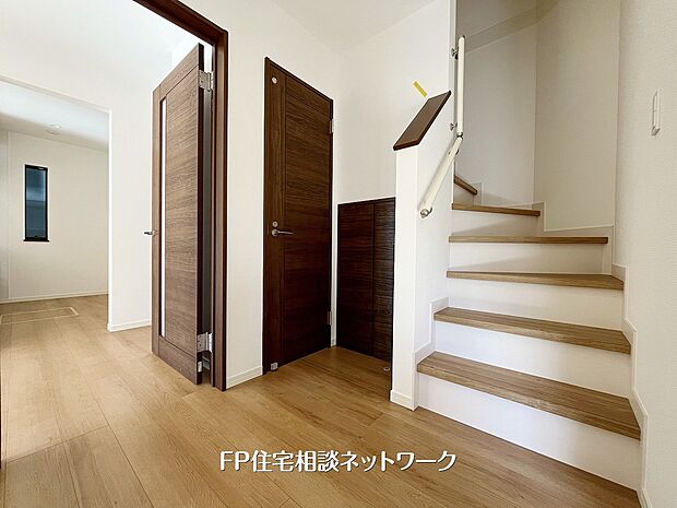 木目調のドアと明るいフローリングが美しい玄関ホール。階段とLDKへ自然につながる動線で、家族が気持ちよく行き交える開放的な空間に仕上がっています。