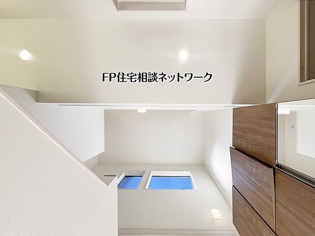 玄関ドアを開けた瞬間に広がる、縦への圧倒的な開放感。頭上の高窓からは青空が望め、たっぷりの陽光がホール全体を照らします。