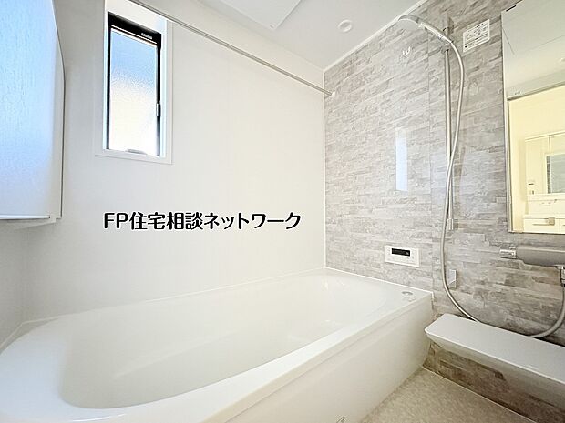 【浴室】類似内観仕様 窓付きで換気しやすい清潔感ある浴室。石目調アクセントパネルが上質な雰囲気を演出し、ゆったりと一日の疲れを癒せる快適なバスルームです。