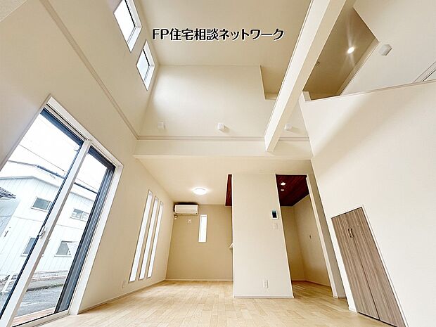 【LDK│17帖】明るく開放感あふれる吹抜けが魅力のLDK。17帖の広々とした空間に陽光が降り注ぎ、家族の団らんを優しく包み込みます。縦の空間を活かした設計です。