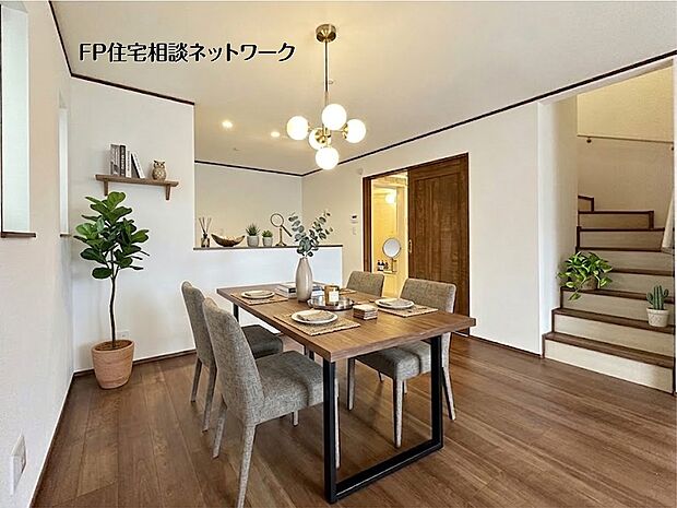 基礎パッキン　基礎と土台の間に基礎パッキンを入れることにより分離させ、土台からの湿気を基礎へ浸透するのを防ぎます。また、床下換気が可能です。